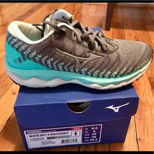 Women’s Mizuno WaveSky4 size 8.5 **like NEW**